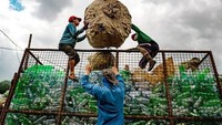 Botol plastik menjadi sampah yang paling banyak dicari untuk di daur ulang oleh masyarakat. Jes Aznar/Getty Images.