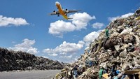 Sebuah pesawat udara terlihat sedang landing melewati area yang penuh dengan sampah di Manila, Filipina. Jes Aznar/Getty Images.
