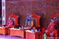 Tamu yang berperan sebagai Kaisar Genghis Khan (Wahyu/detikTravel)