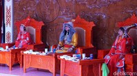 Untuk bisa ikut ini, traveler harus bayar lagi sebesar 360 Yuan (setara Rp 700 ribuan). Setelah itu, traveler akan mengenakan kostum ala Kaisar Genghis Khan. (Wahyu/detikTravel)