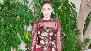 Melalui akun Instagram miliknya, Grimes senang memamerkan pakaian apa yang tengah dikenakannya. (Foto: Instagram)
