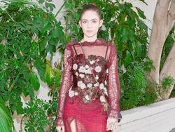 Pacar Baru Elon Musk Curi Perhatian