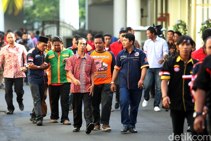 Ketemu Jokowi Supir Truk  Cuma Pakai Kaos  Celana Jeans 