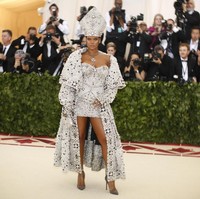Met Gala 2018 berlangsung di Metropolitan Art Museum, New York City, Amerika Serikat (AS), Senin (7/5/2018) atau Selasa pagi WIB. Tahun ini, ajang yang dijuluki sebagai Oscar-nya insan mode dunia itu mengusung tema Heavenly Bodies: Fashion and the Catholic Imagination. Mendampingi Pemimpin Redaksi Vogue AS Anna Wintour sebagai tuan rumah (host), Rihanna tentu bergaya semaksimal mungkin. Pelantun ‘Umbrella’ itu tiba dengan sebuah fashion statement yang senada dengan temanya. Foto: Dok. Reuters, Getty Images