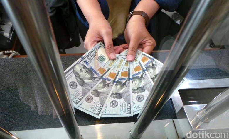 Dolar AS Tembus Rp 14.000. Foto: Selfie Miftahul Jannah Dolar AS Tembus Rp 14.000. Foto: Selfie Miftahul Jannah