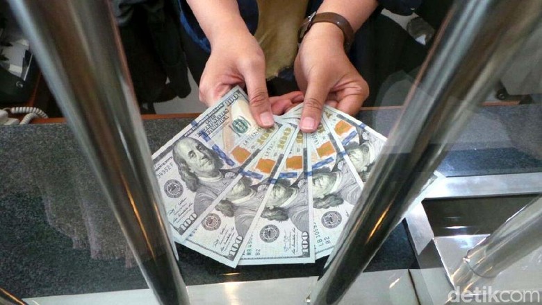 Situasi di Money Changer Saat Dolar AS Tembus Rp 14.000 Dolar Amerika Serikat (AS) terus mencatatkan penguatan. Pagi ini saja, dolar AS sudah bertengger di Rp 14.027 yang merupakan posisi tertinggi sejak awal tahun.