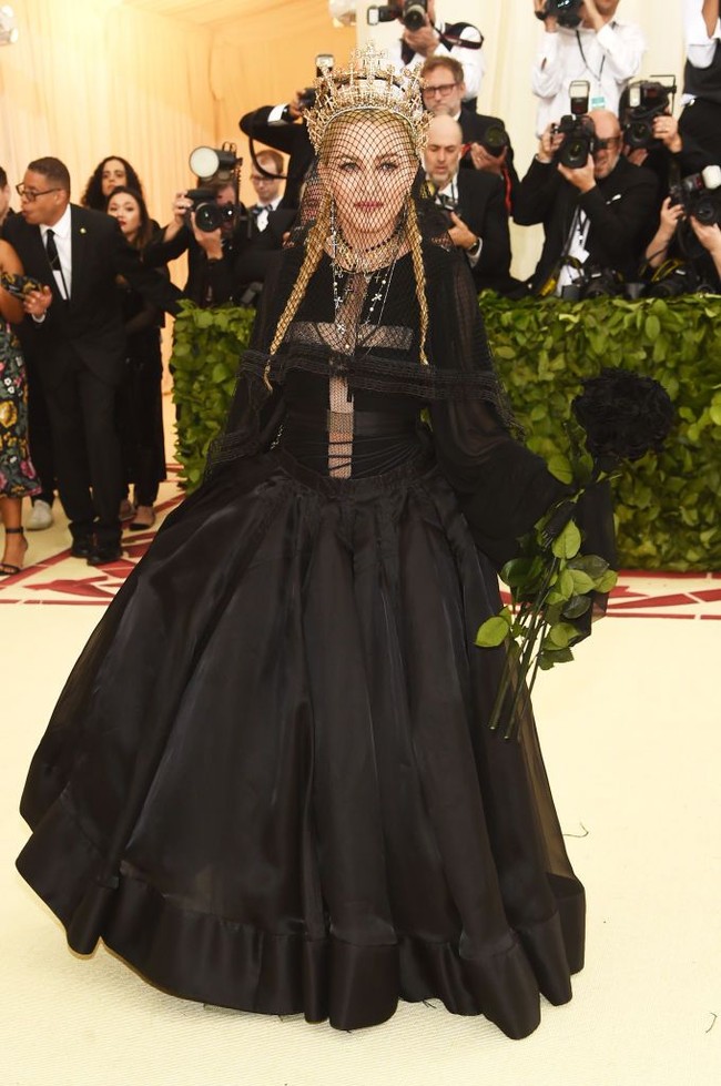 Tahun ini Met Gala mengambil tema Fashion and the Catholic Imagination. Penampilan Madonna ini sesuai dengan tema, terinspirasi dari biarawati namun dengan sisi rocker. Foto: Dok. Reuters, Getty Images