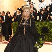 Tahun ini Met Gala mengambil tema Fashion and the Catholic Imagination. Penampilan Madonna ini sesuai dengan tema, terinspirasi dari biarawati namun dengan sisi rocker. Foto: Dok. Reuters, Getty Images
