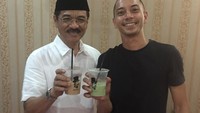 Berpose bareng politisi Gamawan Fauzi sambil minum kopi. Lagi jadi model iklan kopi bersama Bapak Menteri, tulis Fauzi. Foto: instagram @fauzibaadilla2018