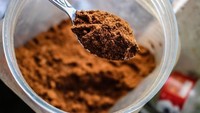 Bubuk cocoa atau bubuk cokelat bisa membuat rasa kopi berbeda karena seperti mocha. Pilih bubuk cocoa yang tanpa pemanis agar tidak menambah asupan kalori di pagi hari. Dijamin minum kopipun jadi lebih nikmat! Foto: Istimewa