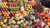 Saat berkunjung ke kawasan La Rambla, Spanyol, ia mengaku ingin membeli semua buah ini. Buah-buahannya memang terlihat segar, ya. Foto: Instagram @gal_gadot