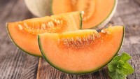 Selain pisang, melon aman dikonsumsi penderita asam lambung karena rendah asam. Kamu bisa pilih melon hijau ataupun melon oranye. Foto: iStock
