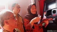 Gubernur DKI Jakarta Anies Baswedan dan Direktur Utama Bank DKI Kresno Sediarsi melihat warga yang menarik uang tunai menggunakan Kartu Lansia Jakarta (KLJ).