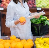 Nah, tips belanja hemat berikutnya, pastikan Anda membuat daftar terlebih dulu sebelum berbelanja agar tidak boros. Jika Anda belanja bulanan ke supermarket, sebaiknya teliti dalam memilih produk yang akan dibeli. Cek tanggalnya apakah makanan atau minuman tersebut masih lama jatuh tempo masa kedaluwarsanya. (Foto: iStock)