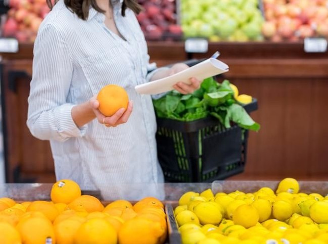 Nah, tips belanja hemat berikutnya, pastikan Anda membuat daftar terlebih dulu sebelum berbelanja agar tidak boros. Jika Anda belanja bulanan ke supermarket, sebaiknya teliti dalam memilih produk yang akan dibeli. Cek tanggalnya apakah makanan atau minuman tersebut masih lama jatuh tempo masa kedaluwarsanya. (Foto: iStock)