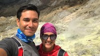 Walau jalan bareng sama ketiga anaknya, Darius dan Donna juga tidak lupa mengabadikan momen bersama lewat foto. Relationship Goal banget! (darius_sinathrya/Instagram)