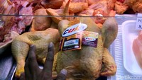 Daging ayam utuh bikin shock kalau kita, orang Indonesia melihatnya. Sangat gemuk dan menggugah selera.