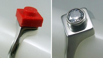 Cincin Lego, ketika dibuka maka akan tampak mata berlian. (Foto: Boredpanda)