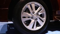 Mobil tersebut menggunakan ban berukuran 165/70 R14.