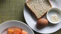 Terlihat seperti menu sarapan. Ada roti gandum, telur rebus, butter dengan buah pepaya. Sehat! Foto: Instagram @kevinlln