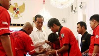 Presiden Joko Widodo hari ini menerima sopir truk di Istana Kepresidenan. Mereka mengadu soal pungli dan premanisme. Setelah itu, Jokowi menerima kedatangan nelayan. (Foto: Rengga Sancaya)