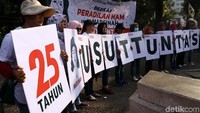 Menurut mereka belum ada satu pun kasus pelanggaran HAM masa lalu yang diselesaikan pemerintah. Tapi ia berharap pemerintahan Presiden Joko Widodo kali ini mampu menuntaskan kasus-kasus tersebut. Apalagi, pada masa kampanye 2014, Jokowi sempat menyebutkan ingin menuntaskan kasus pembunuhan Munir.