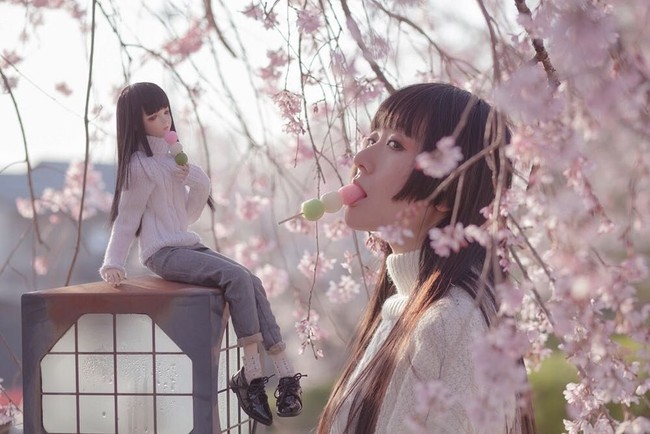 Ide uniknya berfoto bersama boneka dengan penampilan yang sama dengan dirinya itu pun dianggap sebagai sentuhan yang segar dan menarik bagi penggemar boneka lainnya. Foto: Instagram @iretaro