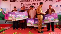 Anies menyerahkan secara simbolis Kartu Lansia Jakarta (KLJ) kepada lansia di Kelurahan Tanah Tinggi, Johar Baru, Jakarta Pusat, Selasa (8/5/2018).