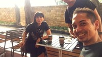 Kumpul bersama dua rekannya, Fauzi memilih ditemani kopi. Pose dulu sebelum rumpi nih. Foto: instagram @fauzibaadilla2018