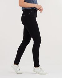 5 Jeans yang Punya Efek Melangsingkan untuk Pemilik Paha Lebar