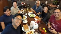 Ge juga dekat lho dengan anggota keluarganya. Disela-sela kesibukannya, Ge masih sempat makan malam dan ngumpul bersama keluarga.  Foto: Instagram @gepamungkas