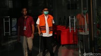 Abu Bakar memakai tongkat seusai menjalani pemeriksaan.