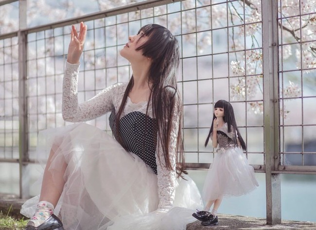 Boneka tersebut memang dibuat mirip dengan Iretaro mulai dari rambut lurus panjang hitam, hingga fisiknya yang ramping. Foto: Instagram @iretaro