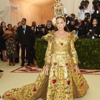 Kehadiran Sarah Jessica Parker langsung mencuri perhatian dengan gaun emas dan aksesori kepala dari Dolce & Gabbana. Foto: Dok. Getty Images