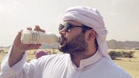 Wah, saat menjalani ibadah Umroh, Ridho terlihat menyantap sebotol susu. Kira-kira itu susu unta atau susu kambing, ya? Foto: Instagram @ridho_rhoma