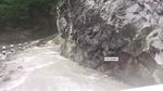 Ini Jalanan Paling Menakutkan di dunia, Melintasi Air Terjun
