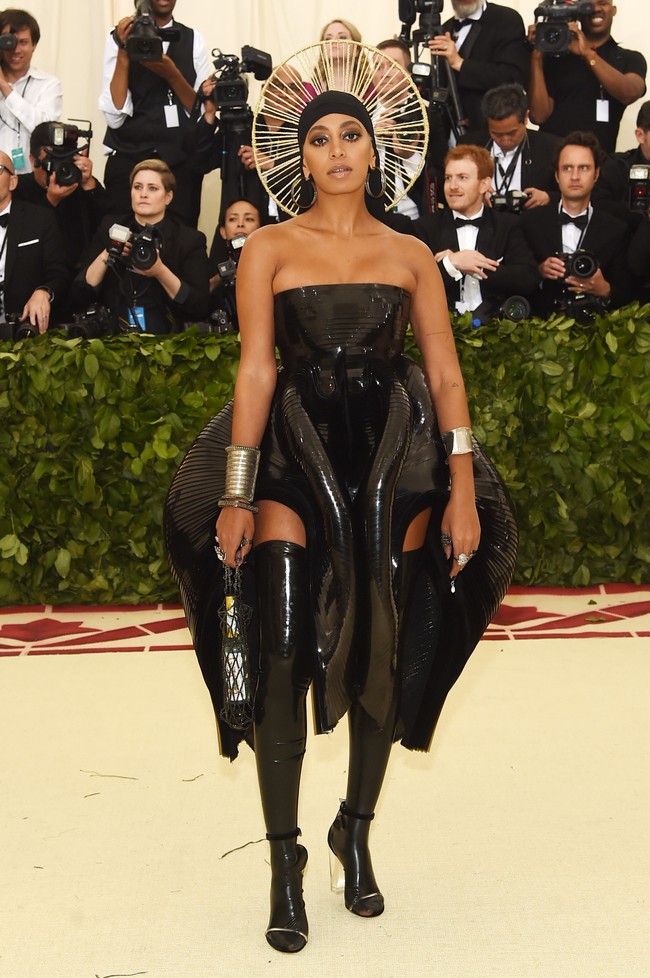 Solange Knowles tampil futuristik dengan gaun hitam latex. Foto: Dok. Getty Images
