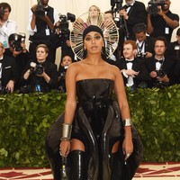 Solange Knowles tampil futuristik dengan gaun hitam latex. Foto: Dok. Getty Images