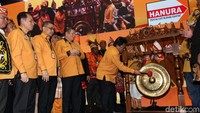 Jokowi batal membuka Rakernas Hanura. Akhirnya acara ini dibuka oleh Oesman Sapta Odang.