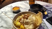 Bubur ayam lengkap dengan sate telur puyuh dan kerupuk emping jadi menu sarapannya kala itu. Wah, seleranya ternyata Indonesia banget, ya. Foto: Instagram @ridho_rhoma