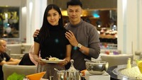 Jebolan Puteri Indonesia 2017 ini memang memiliki paras yang cantik. Kali ini ia sedang berfoto dengan sang ayah yang masih terlihat awet muda.  Foto: Instagram @kevinlln