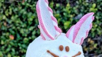 Menurut kamu ini lebih mirip kucing atau kelinci ya? Gelato vanilla yang berwarna putih dengan paduan marshmallow terasa nikmat. Foto: Instagram @eisweltgelato