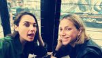 Begini Serunya Gaya si Cantik Gal Gadot Saat Masak dan Makan!