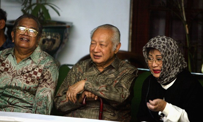 Seperti pada penampilan Mbak Tutut pada pemilihan umum tahun 2004 ini. Ia mendampingi sang ayah, mantan Presiden Soeharto menyumbangkan suaranya. Mbak Tutut tampil dengan hijab segi empat motif bernuansa monokrom. Foto: Getty Images