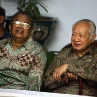 Seperti pada penampilan Mbak Tutut pada pemilihan umum tahun 2004 ini. Ia mendampingi sang ayah, mantan Presiden Soeharto menyumbangkan suaranya. Mbak Tutut tampil dengan hijab segi empat motif bernuansa monokrom. Foto: Getty Images