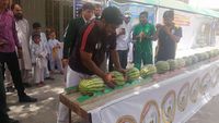Wow! Pria Ini Hancurkan 51 Buah Semangka dengan Kepalanya Sendiri
