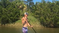Sammi merupakan ayam milik dari Dave Cox, pria asal Florida, Amerika Serikat. Dia memelihara ayam setelah kematian dari anjing kesayangannya. (sammichicken/Instagram)