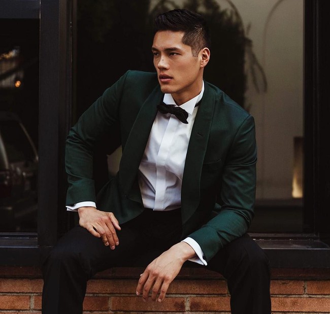 Gaya formal Tim memakai setelan jas yang terlihat gagah dan menawan. Foto: Instagram