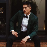 Gaya formal Tim memakai setelan jas yang terlihat gagah dan menawan. Foto: Instagram