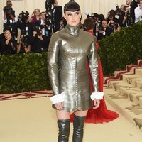 Kostum Shailene Woodley bukan terlihat seperti prajurit Roma, melainkan manusia kaleng di Wizard of Oz karena fittingnya yang tidak pas. Foto: Dok. Getty Images